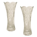 Par de vasos em cristal alemão translucido e lapidado. Borda recortada e corpo decorado com motivos florias e frisos. 19 cm. Pertenceu ao Espólio de Vitória Dib Bachour.