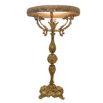 Base para luminária em metal amarelo policromado e dourado. Sem cúpula. Séc. XX. 55 x 31 cm. Pertenceu ao Espólio de Vitória Dib Bachour.