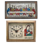 Conjunto de duas peças, constando de: A) Relógio de parede da marca Damascus, Quartz com representação de Nossa Senhora com Menino Jesus (30 x 42 cm); B) Placa com representação da Santa Ceia (Molduras em madeira entalhada com marqueterie de madeiras claras. Pertenceu ao Espólio de Vitória Dib Bachour.