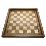 Tabuleiro marroquino para jogos com decoração em marqueterie de madeiras claras e madrepérola. Formato quadrado. 4 x 40 x 40 cm. Pertenceu ao Espólio de Vitória Dib Bachour.