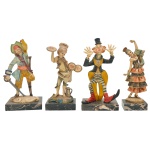 Vintage Collectible Depose - Conjunto de quatro estatuetas italianas policromadas, sendo: Figura de Pirata (20 cm  Base 2 x 11 x 8 cm), Figura de Pizzaiolo (18 cm  Base 2 x 9 x 6 cm), Figura de Palhaço (20 cm  Base 2 x 11 x 7 cm) e Figura de Dançarina (18 cm  Base 2 x 7 x 5 cm). Na base placa com as inscrições: Genuine Carrara Marble. Made in Italy. Apresenta alguns pequenos desgastes do tempo. Pizzaiolo com a mão colada. Pertenceu ao Espólio de Vitória Dib Bachour.