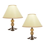 Par de luminárias montadas em alabastro pousado em base de bronze. Acompanha cúpulas em perfeito estado. Luminária funcionado. 17 cm (luminária). 30 cm com a cúpula. Pertenceu ao Espólio de Vitória Dib Bachour.