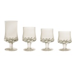 Conjunto de copos de cristal europeu translucido. Base circular. Parte inferior lapidado. Constando de 72 peças, sendo: 32 taças p/ água (16 cm), 10 taças p/ vinho tinto (13 cm), 22 taças p/ vinho branco (10 cm), 8 taças p/ licor (9 cm). Pertenceu ao Espólio de Vitória Dib Bachour.