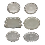 Conjunto de seis peças em metal inglês espessurado a prata, apresentando decoração similar e bordas recortadas. Marcado no fundo: Old English Silver Plate. 37 x 28 cm (oval). 38 (maior) e 33 cm (menor). Pertenceu ao Espólio de Vitória Dib Bachour.