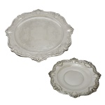 Conjunto de duas bandejas de metal espessurado a prata. Formato circular e recortados com decoração floral. Selo da Gohan Silver. 39 cm e 26 cm. Pertenceu ao Espólio de Vitória Dib Bachour.