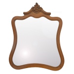 Espelho com estrutura de madeira de formato retangular com ondulados. Florão entalhado. Séc. XX. 76 x 72 cm. Pertenceu ao Espólio de Vitória Dib Bachour.