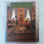BIEDERMEIER. Autor: Angus Wilkie // Editora Abbeville Press, 1987. Grande livro que traz os móveis da época de Biedermeier, que fora designado à cultura burguesa, marcada pelo conservadorismo da época // Capa dura revestida em tecido, com sobrecapa avariada // parte interna em bom estado levemente ondulado // altamente ilustrado em cores, livro no estado, 216 páginas