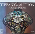 TIFFANY AT AUCTION // Alastair Duncan / Rizzoli / 1981. 348 páginas. Capa dura com sobrecapa // Grande livro sobre a marca Tiffany de vidros, ilustrado em cores.