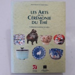 LES ARTS DE LA CÉRÉMONIE DU THÉ: PATRIMOINE NATIONAL DU JAPON. Christine Shimizu. Editora Faton, 1996. Capa dura revestida em tecido com sobrecapa. Livro de cerâmicas altamente ilustrado em cores. Ótimo estado. 255 páginas.
