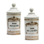Par de potes de farmácia em porcelana da manufatura francesa. Superfície branca apresentando rótulos com as inscrições Pom: Oxygenée e Pom: De Laurièr. França. Séc. XX. 25 cm.