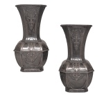 Antigo par de vasos franceses de estanho com decoração em folhagens e arabescos estilizados. No fundo marcado France. 27 x 14 cm.