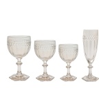 Serviço de copos de cristal translucido. Base sextavada. Marca da Cristallerie Villeroy & Boch. Marcado.  Constando de 30 peças, sendo 12 taças p/ água (16 cm); 6 taças p/ vinho tinto (15 cm); 6 taças p/ vinho branco (14 cm) e 6 flutes (18 cm).