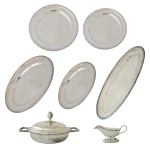 Baixela em metal espessurado a prata. Marca da manufatura Wolff. Constando de 7 peças, sendo: 1 legumeira (13 x 28 cm); 1 molheira (9 x 19 cm); 3 travessas de forma oval (49 cm / 42 cm e 37 cm); 2 travessas redondas (33 cm / 29 cm). Sinais de uso.