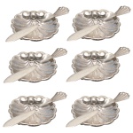 Conjunto de seis manteigueiras de metal prateado. Apresenta forma de conchas e acompanha espátulas também em metal. 2 x 7 cm (manteigueiras). 10 cm (espátulas).