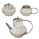Serviço para café em metal francês, espessurado a prata, da "Maison Christofle". Paris, França. Séc. XX. Estilo Art Deco. Constando de três peças, sendo: bule (16 x 9 cm); açucareiro (10 x 11 cm) e cremeira (6 x 13 cm).