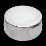 CHRISTOFLE - Caixa lisa e circular, francesa de metal espessurado a prata, da "Maison Christofle". Paris, França. Séc. XX. 6 x 11 cm.