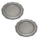 Par de pratos de prata austríaca. Forma circular e borda ondulada. Teor 900 ml. Marcas da cidade de Viena e do prateiro Schwarz and Steiner. Viena. Séc. XX. 28 cm. Peso: 1K 217 gramas. Sinais de uso.