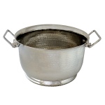 Grande bowl circular, para armazenar bebidas em metal prateado e martelado. Alças laterais. Séc. XX. 24 x 40 cm.