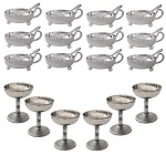 Conjunto para sorvete em metal prateado, constando de: 12 taças para sorvete com suas respectivas colheres. Corpos semiesféricos apoiados sobre esferas (12 x 09 cm) e seis taças circulares, com pés altos (10 cm).
