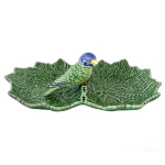 BORDALLO PINHEIRO, RAPHAEL (Lisboa, 1846 1905) - Petisqueira em cerâmica policromada, na forma de folhas duplas de cor verde, encimada por pássaro. No fundo as inscrições: Bordallo Pinheiro. Made in Portugal. 6 x 22 cm. Artista português que pintou lindos azulejos com influências Art Nouveau. Sua obra vem sendo transmitida há gerações na faiança artística, técnicas e procedimentos, alguns centenários, são responsáveis pela qualidade final. Artista português, desenhador, aguarelista, ilustrador, decorador, caricaturista político e social, jornalista, ceramista e professor.