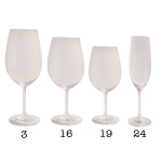 Conjunto de copos de cristal alemão, translúcidos e liso. Constando de 62 peças, sendo:  3 taças para água (23 cm); 16 taças de vinho tinto (22 cm.); 19 taças vinho branco (21 cm); 24 flutes (22 cm).