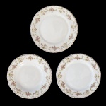 Conjunto de pratos de porcelana nacional. Superfície branca com borda floral. Schimidt. Brasil. 50 pratos rasos (25 cm); 26 pratos fundos (23 cm); 50 pratos p/ sobremesa (19 cm). No fundo marca da manufatura Porcelana Schimidt. Brasil.