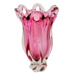 Vaso de vidro artístico de Murano em tons de rosa. Borda em recortados e vazado. Séc. XX. 28 cm.