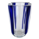 Vaso de vidro soprado apresentando tema oceano azul profundo. No fundo selo da Krosno Poland. Bicado na borda. 24 cm.