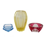 Conjunto de três peças em cristal Moser, sendo: Vaso na cor amarelo claro (19 cm) / cinzeiro na cor azul (com bicado - 5 x 10 cm) / pequeno bowl (3 x 7 cm).