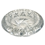 Cinzeiro de cristal europeu, translucido e lapidado. 4 x 15 cm.