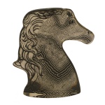 ABRAHAM PALATNIK - Escultura de busto equino em acrílico. Delicada decoração e transparência. Apresenta selo no fundo. 10 x 10 cm.