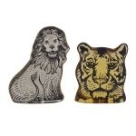 ABRAHAM PALATNIK - Conjunto de duas esculturas de leão e tigre em acrílico. Delicada decoração e transparência. Apresenta selo no fundo. Made in Brasil. 8 x 6 cm / 6 x 6 cm.