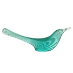 ABRAHAM PALATNIK - Escultura de pássaro verde em acrílico. Delicada decoração e transparência. Apresenta selo no fundo. 7 x 21 cm.