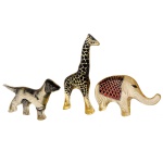 ABRAHAM PALATNIK - Conjunto de três esculturas de animais, sendo: cachorro, girafa e elefante, em acrílico. Delicada decoração e transparência. Apresentam selo no fundo. Girafa (10 x 5 cm); Elefante (5 x 9 cm); Cachorro (5 x 10 cm).