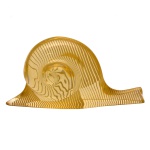 ABRAHAM PALATNIK - Escultura de caracol em acrílico. Delicada decoração e transparência. Apresenta selo no fundo. 16 x 13 cm.