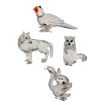 SWAROVSKI - Conjunto de quatro peças em cristal austríaco translúcido e lapidado. Constando de cachorro, gato, coelho e pássaro. 5,5 cm maior / 4 cm menor. Swarovski é o nome do cristal mais conhecido no mundo da moda por sua delicadeza, precisão e brilho. A companhia austríaca Swarovski AG, foi fundada por Daniel Swarovski que inventou uma máquina de corte automática em 1892.  Desde a sua fundação até os dias atuais, a marca foi fazendo fama na medida em que os cristais Swarovski foram se popularizando.