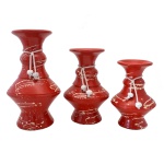 Arte Popular Brasileira - Conjunto de três vasos de barro policromado nas cores vermelho e branco. 23 cm / 18 cm / 15 cm.