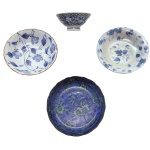 Conjunto de quatro peças de porcelana japonesa, apresentando decoração em azul e branco, sendo: bowl de porcelana (5 x 12 cm) e 3 covilhetes de porcelana Japan (4 x 16 cm / 3 x 16 cm / 3 x 16 cm).