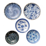 Conjunto de cinco peças de porcelana japonesa, apresentando decoração em azul e branco, sendo: 12 cm (maior) e 9 cm (menor).