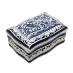 Caixa de porcelana portuguesa, pintada a mão, nas cores azul cobalto e branco. Forma retanfular com decoração ondulares. No fundo as inscrições:  L. Regional Coimbra, Portugal. Pintada a mão. C. Melro. 5 x 13 x 9 cm.