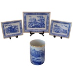 Conjunto de quatro peças de porcelana portuguesa, Vista Alegre, apresentando decoração em azul e branco, sendo: porta lápis circular com friso de ouro (11 x 7,5 cm) e três covilhetes de forma retangular. 2.5 x 14 x 11 cm (maior) e 3 x 19 x 15 cm (menores).