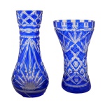 Conjunto de dois vasos em cristal europeu com decoração em azul e cobalto e translucido. Séc. XX.  19,5 x 12 cm e 24 cm.