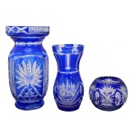 Conjunto de dois vasos e um pote em cristal europeu com decoração em azul e cobalto e translucido. Séc. XX. 22 x 4,5 cm / vaso 17,5 x 8 cm / 9 x 11 cm pote. Apresenta bicado na peça maior.