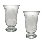 Par de vasos de cristal translucido com decoração floral. Base circular. Séc. XX. 34 cm / 21 cm bocal.