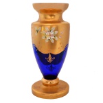 Vaso de vidro veneziano, nas cores azul cobalto e ouro. Bojo com decoração floral, Bocal e base circular. Séc. XX. 35 cm.