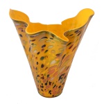 Grande vaso de vidro artístico de Murano. Superfície na cor amarela com decoração de bolhas coloridas. 40 x 36 x 32 cm.