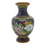 Vaso chinês em bronze, decorados em esmaltagem "cloisonée". Apresenta decoração floral, em fundo negro. China. Séc. XX. 16 cm.