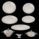 Baixela em metal espessurado a prata. Marca da manufatura Wolf. Constando de 8 peças, sendo: 1 sopeira, 1 Legumeira (12 cm x 5 cm), 1 molheira (8 cm), 3 travessas ovais (50 cm / 40 cm / 32 cm); 2 travessas redondas (34 cm / 30 cm.)