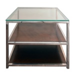 ARTEFACTO Mesa lateral de três estágios. Estrutura em metal cromado e tampo de vidro. Prateleiras em madeira. 64 x 71 x 71 cm.
