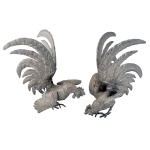 Par de galos em postura de briga, de metal prateado. 27 x 15 cm.